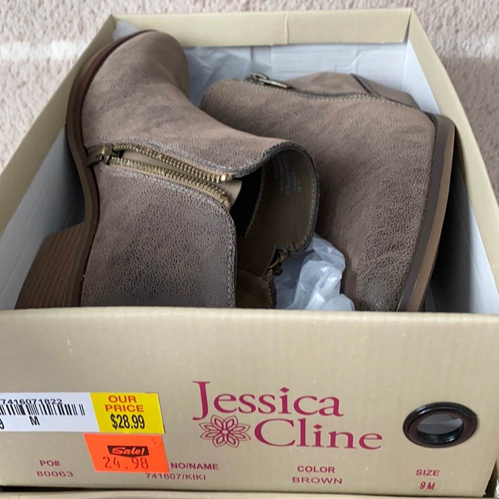 So cute booties! 🤎